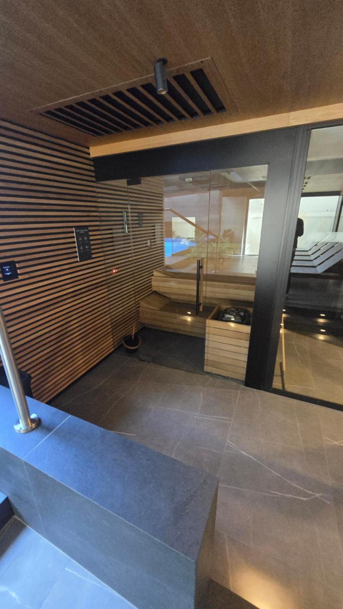 Luxury Spa City Center Apartments, Pool & Sauna & Gym & Self Check In 24 H & Free Parking Cracovie Extérieur photo